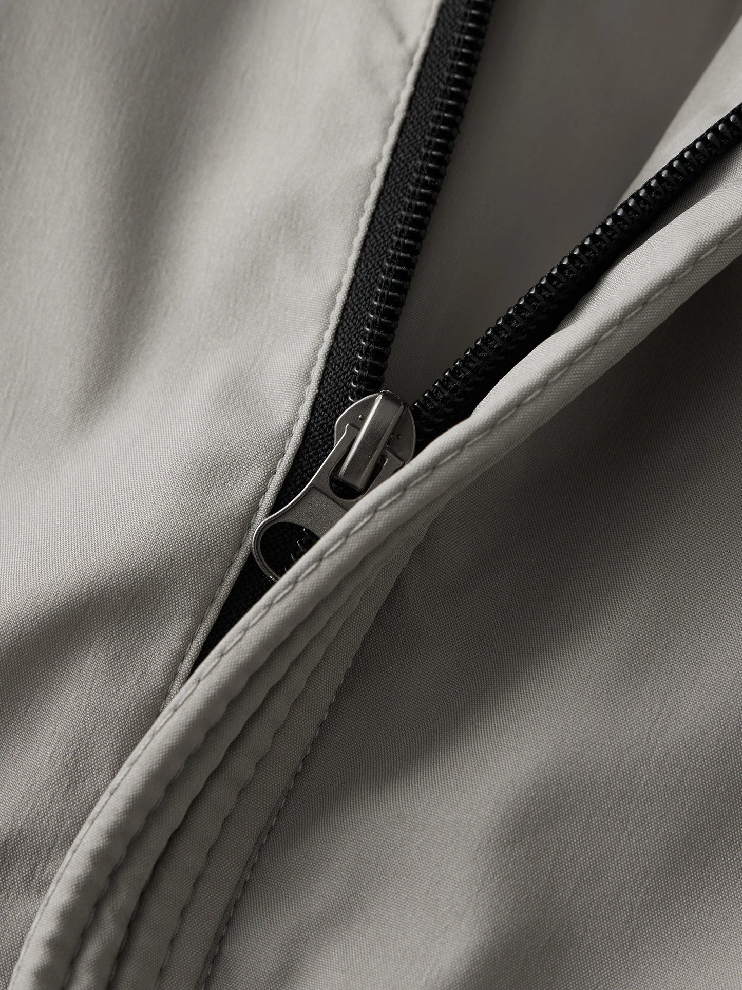Stylish Men s Lightweight Hooded Jacket with Zipper Closure Front Pocket and Long Sleeves - Trendy Sportswear Coat for Casual